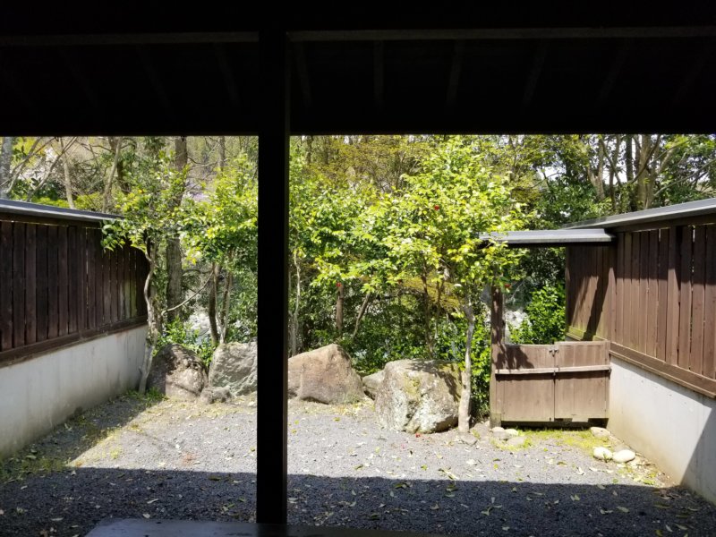 三日月の滝温泉キャンプ場（ロッジ風宿泊棟の庭）