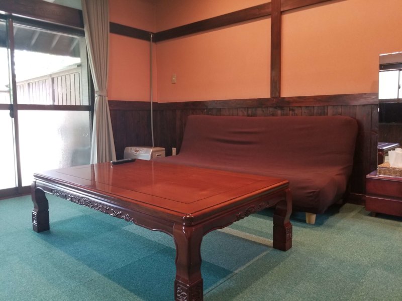 三日月の滝温泉キャンプ場（ロッジ風宿泊棟のリビング）