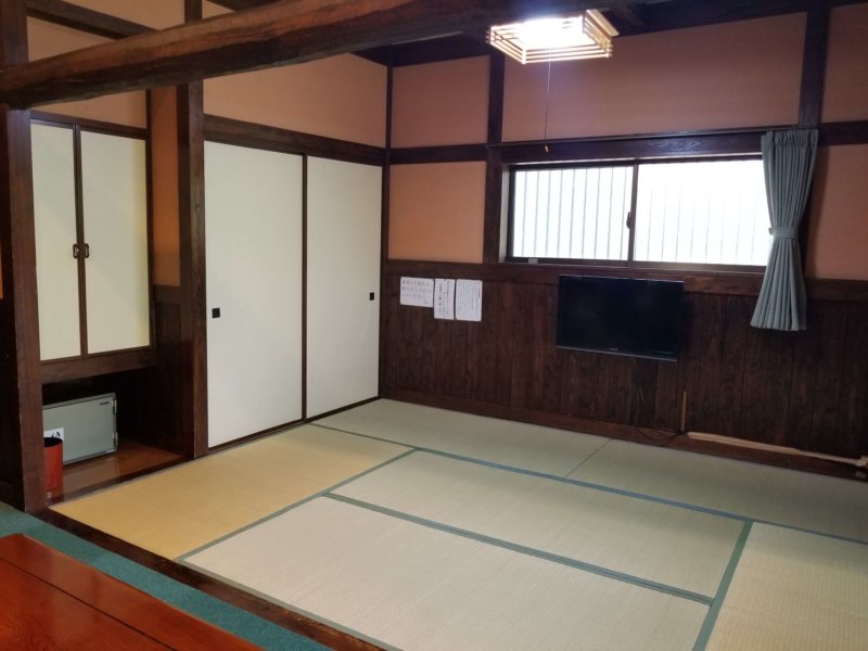 三日月の滝温泉キャンプ場（ロッジ風宿泊棟の畳部屋）