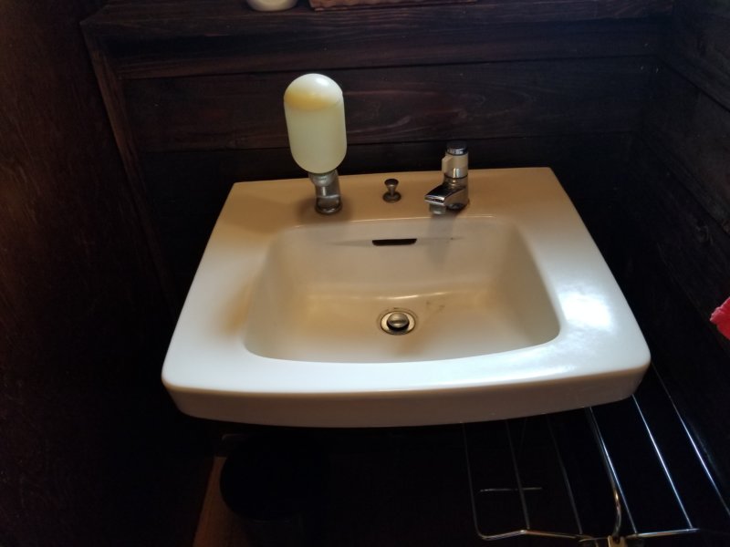 三日月の滝温泉キャンプ場（ロッジ風宿泊棟の洗面台）