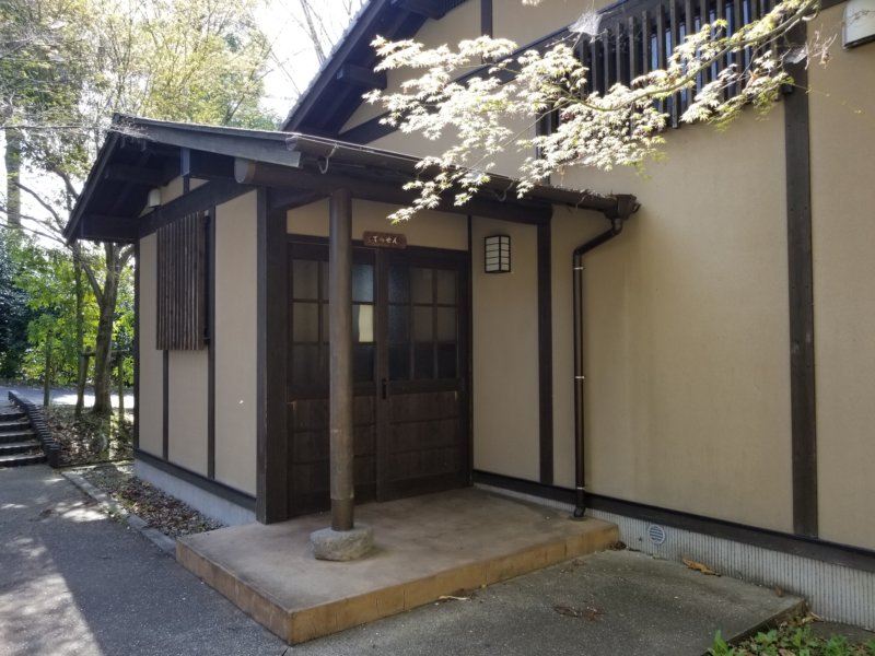 三日月の滝温泉キャンプ場（一戸建て宿泊棟の入口）