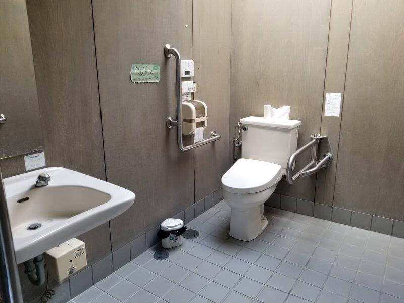 大池オートキャンプ場のサニタリーハウスの車いす用トイレ