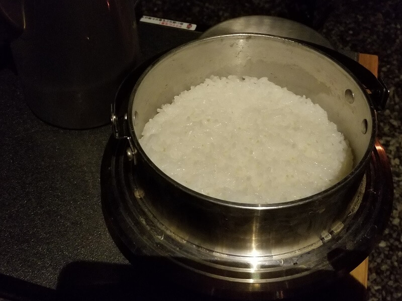 ユニフレーム「キャンプ羽釜 3合炊き」で炊いたツヤツヤご飯