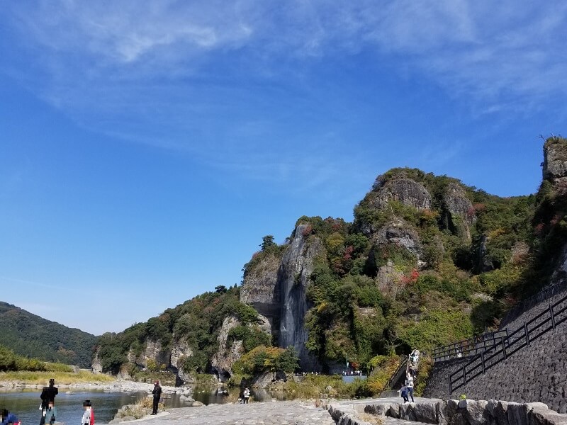 中津市本耶馬渓町の名所・競秀峰と青の洞門