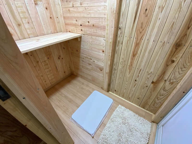 西海橋オートキャンプ場のシャワールーム内脱衣スペース