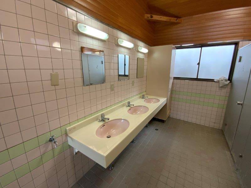 【御池キャンプ村】シャワー棟 広い洗面台
