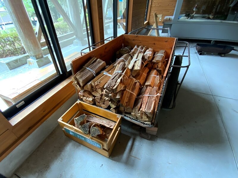 【御池キャンプ村】管理棟にある売店では薪販売あり